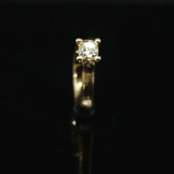 Ringe af gammelt guld med pudeslebet 1,01ct champagne diamant.