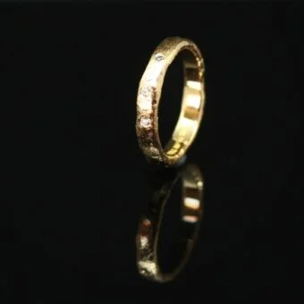 Ring lavet ud fra en idé og et billede af en anden ring, hvor stilen gerne måtte være den samme, bare med andre sten i.