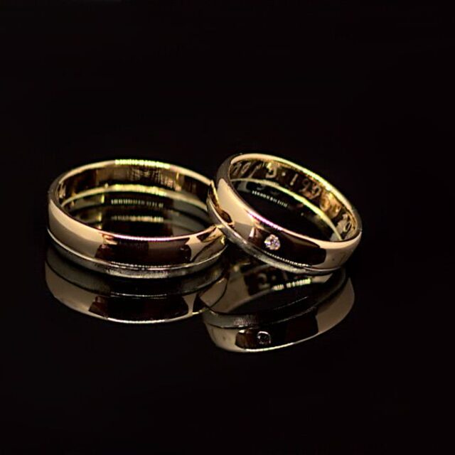 Vielsesringe, specialfremstillet i to farver guld. Hvidguldet en gammel vielsesring der blev delt og derefter sat på ny-fremstillede rosaguld ringe.
