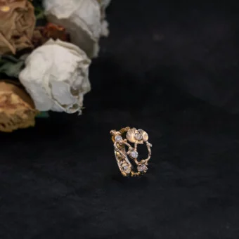 Orkide ring, af gammelt guld og med genbrug af brillanter.